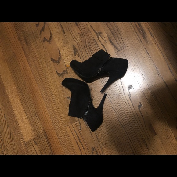 Black closed toe high heel booties - Picture 3 of 6